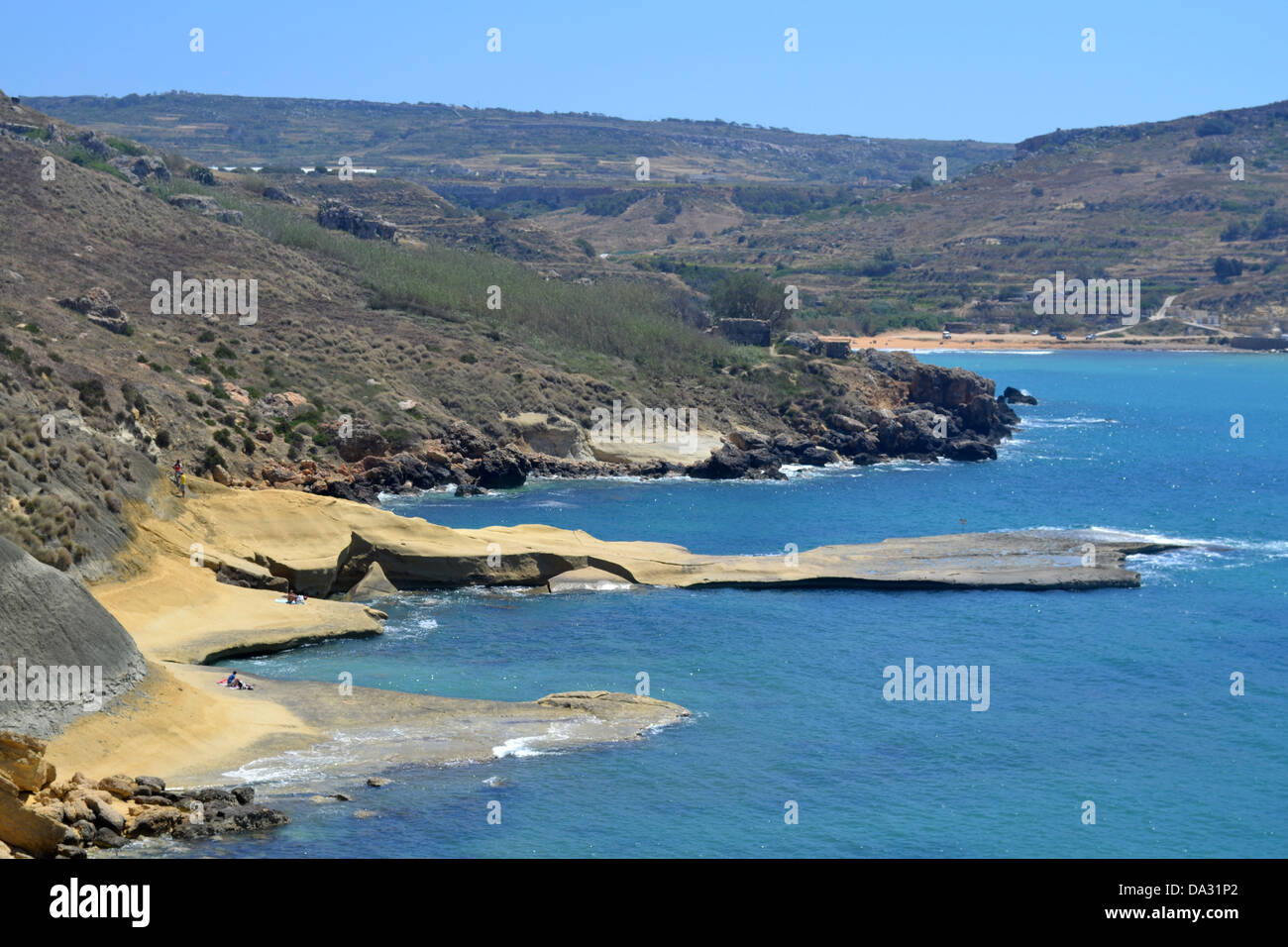 Vue sur la baie de Gnejna, deux personnes au soleil dans la distance, Malte. Banque D'Images