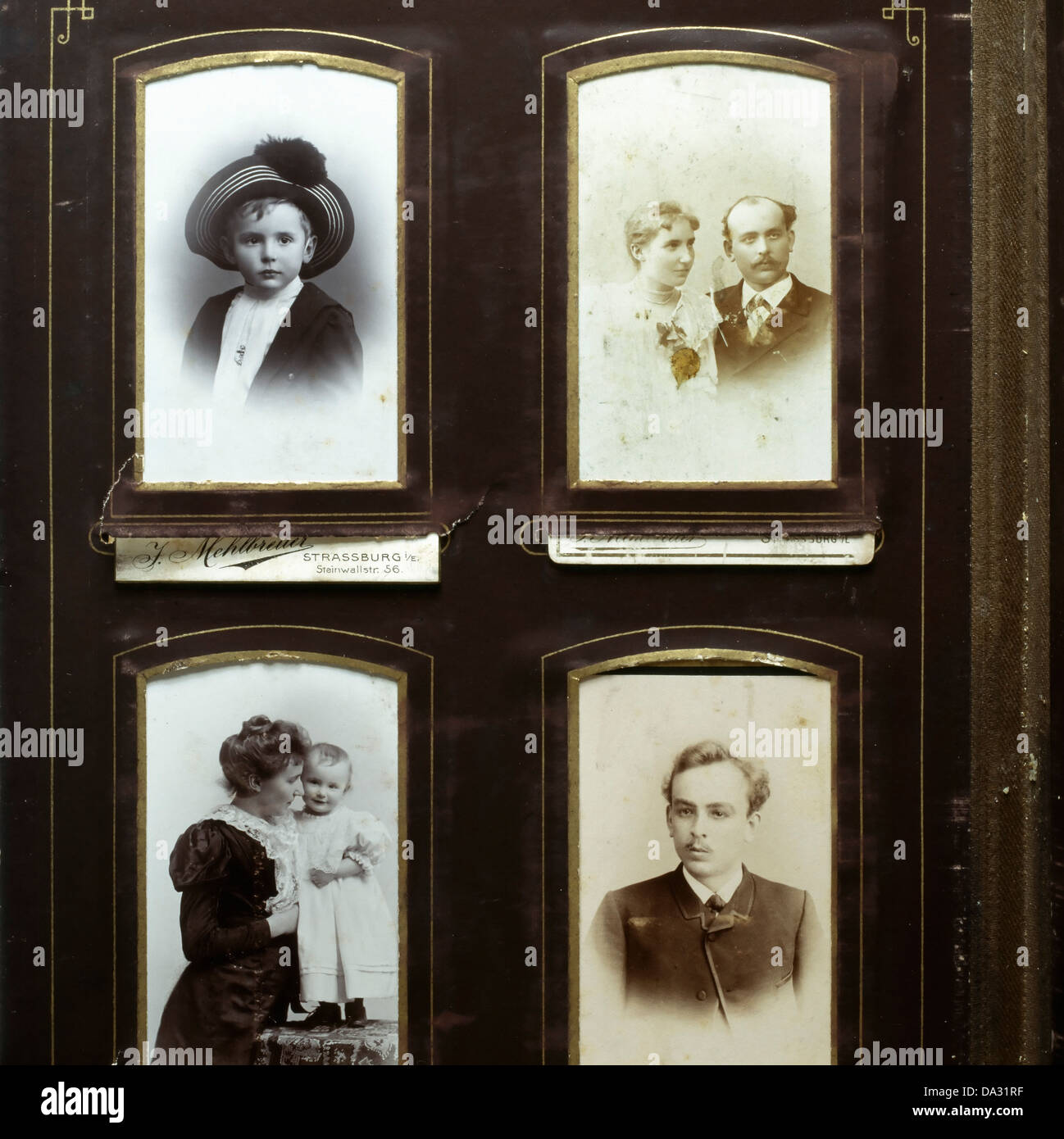 Album photo ancien avec des portraits de famille du 19e siècle Banque D'Images