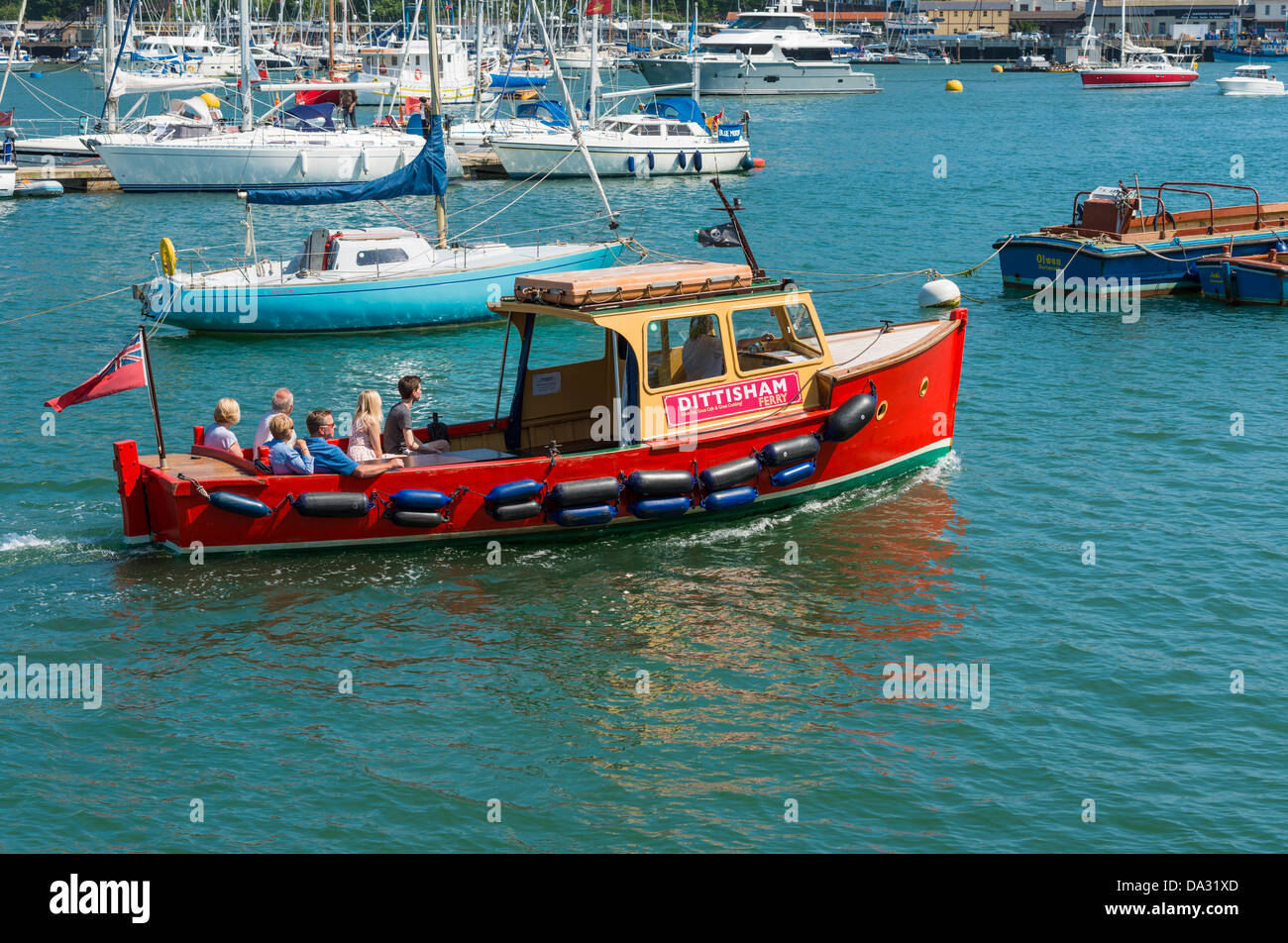 Dartmouth, Devon, Angleterre. 1er juillet 2013. La Dartmouth à Dittisham ferry avec les passagers sur la rivière Dart. Banque D'Images