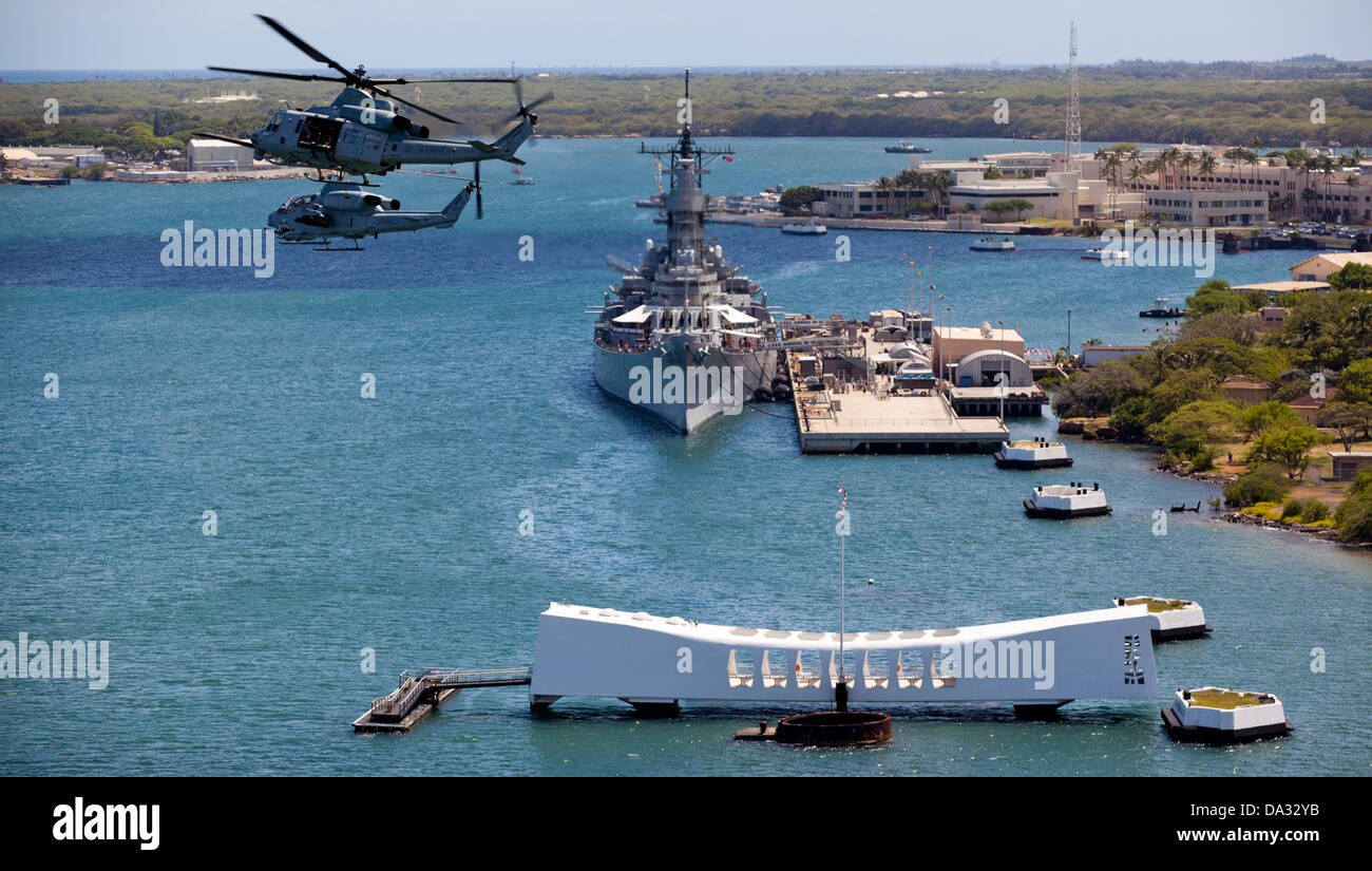 US Marine Corps UH-1W Super cobra et un UH-1Y Venom avec Marine attaque légère d'hélicoptères volent en formation de parade du USS Missouri et l'USS Arizona Memorial le 14 juin 2013 sur Oahu, Hawaii. Banque D'Images