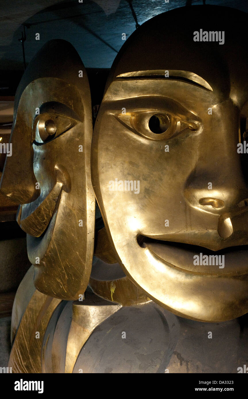 Masque d'or de sculpture, Barbican Arts Centre, City of London, UK Banque D'Images