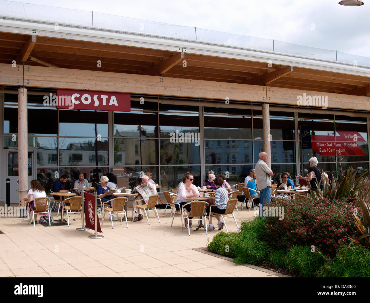 Coin salon extérieur Costa Coffee au supermarché Tesco, Seaton, Devon, UK 2013 Banque D'Images