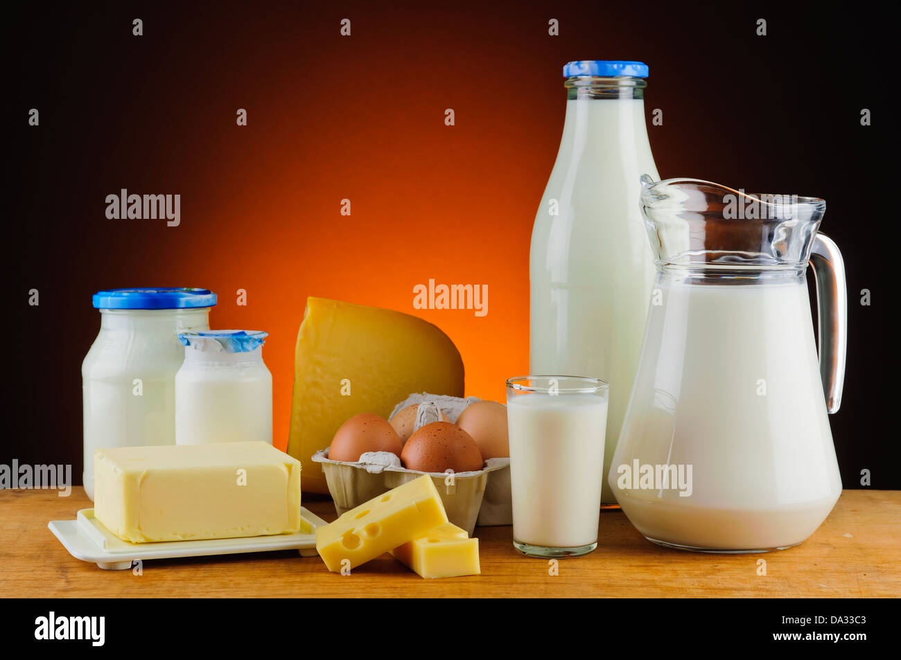 La vie toujours avec les produits laitiers biologiques, lait, fromage, beurre et oeufs Banque D'Images