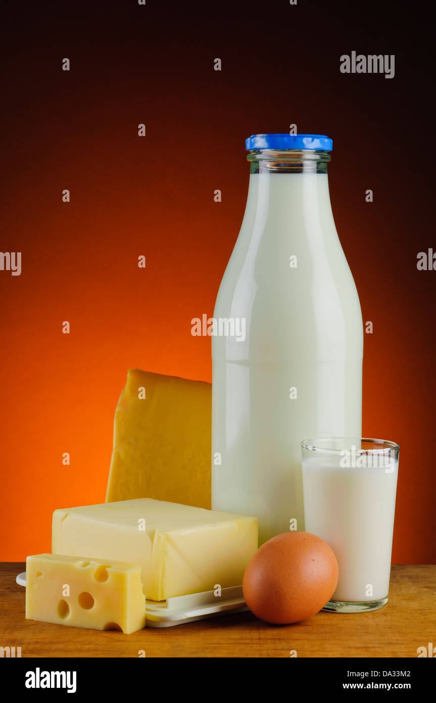 Nature morte avec du lait et des produits laitiers biologiques Banque D'Images