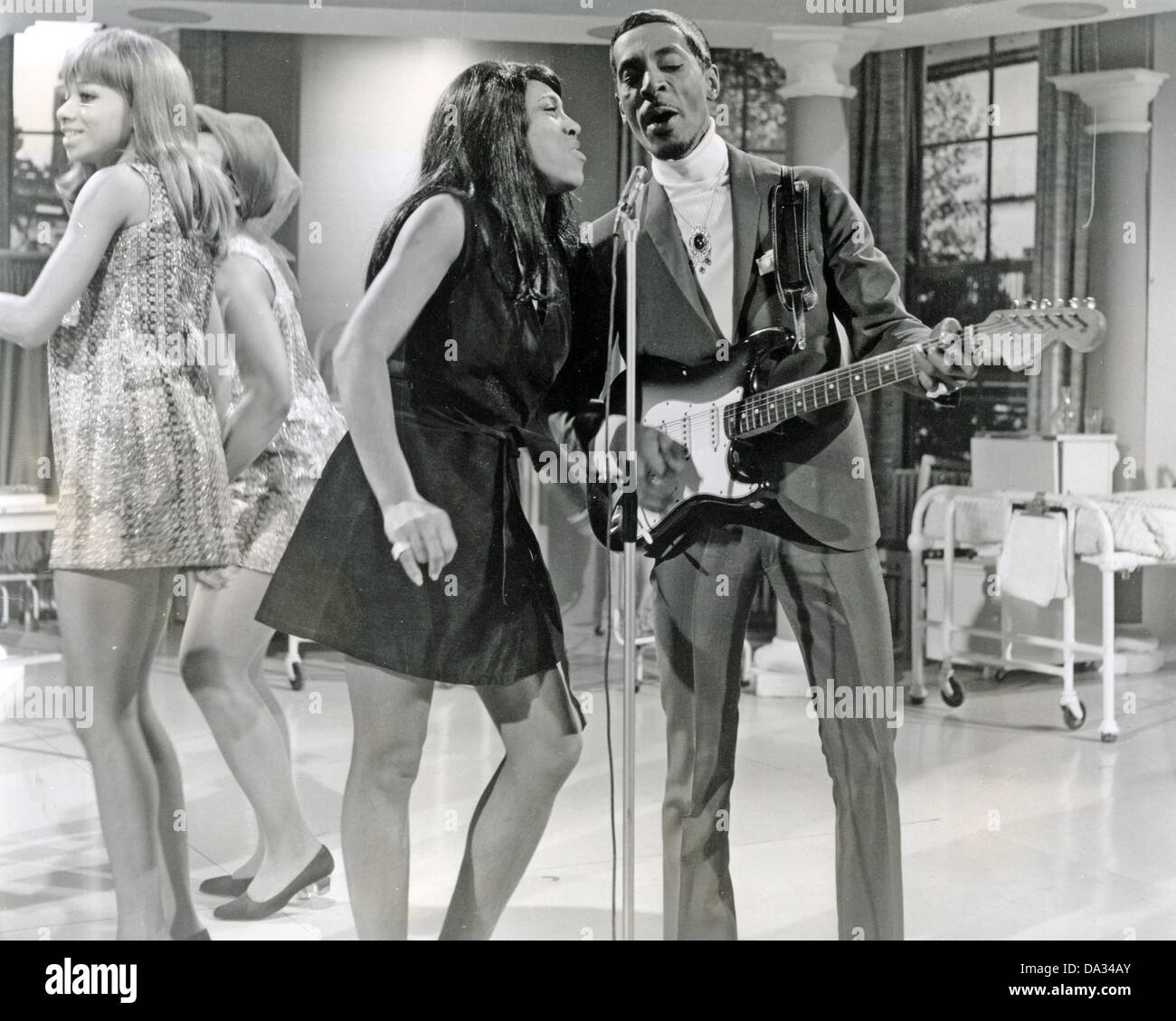 IKE et Tina Turner-nous sur "Le duo pop Peter Cook et Dudley Moore Show'  sur la télévision britannique en 1968 Photo Stock - Alamy