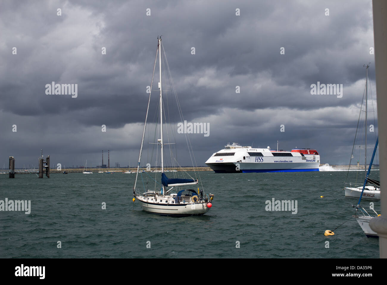 Un ferry est sur le point d'accoster dans le port de Dún Laoghaire. Banque D'Images