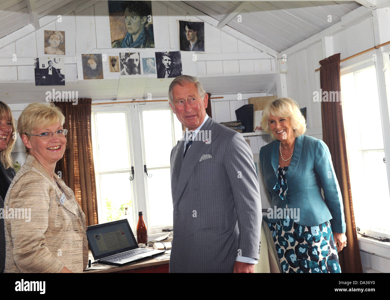 Carmarthenshire, West Wales, UK. 1er juillet 2013. Sur la photo : le Prince Charles et son épouse Camilla, Duchesse de Cornwall à la remise à bateaux dans Carmarthenshire Carmarthen, ouest du pays de Galles. Re : le Prince Charles et la duchesse de Cornouailles ont visité la dernière demeure de Dylan Thomas qu'ils commencent leur voyage d'été au Pays de Galles. Le prince est le patron des Dylan Thomas 100 Festival célébrant le centenaire de 2014 la naissance du poète. Les Royals ont rencontré le personnel du musée et les enfants à l'abri à bateaux à Laugharne, Carmarthenshire. Credit : D Legakis/Alamy Live News Banque D'Images