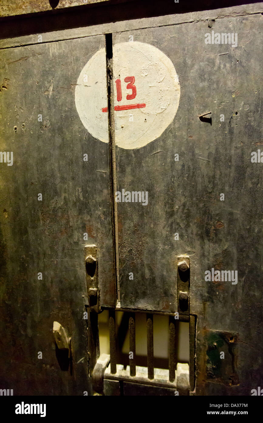 Porte en fer d'une cellule de prison dans la prison Hoa Lo, aka Hanoi Hilton de Hanoi, Vietnam Banque D'Images