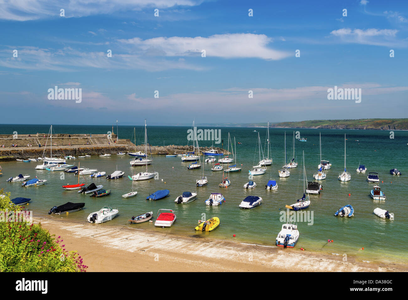 Le port de New Quay, La Baie de Cardigan au Pays de Galles avec yachts flottante. Banque D'Images