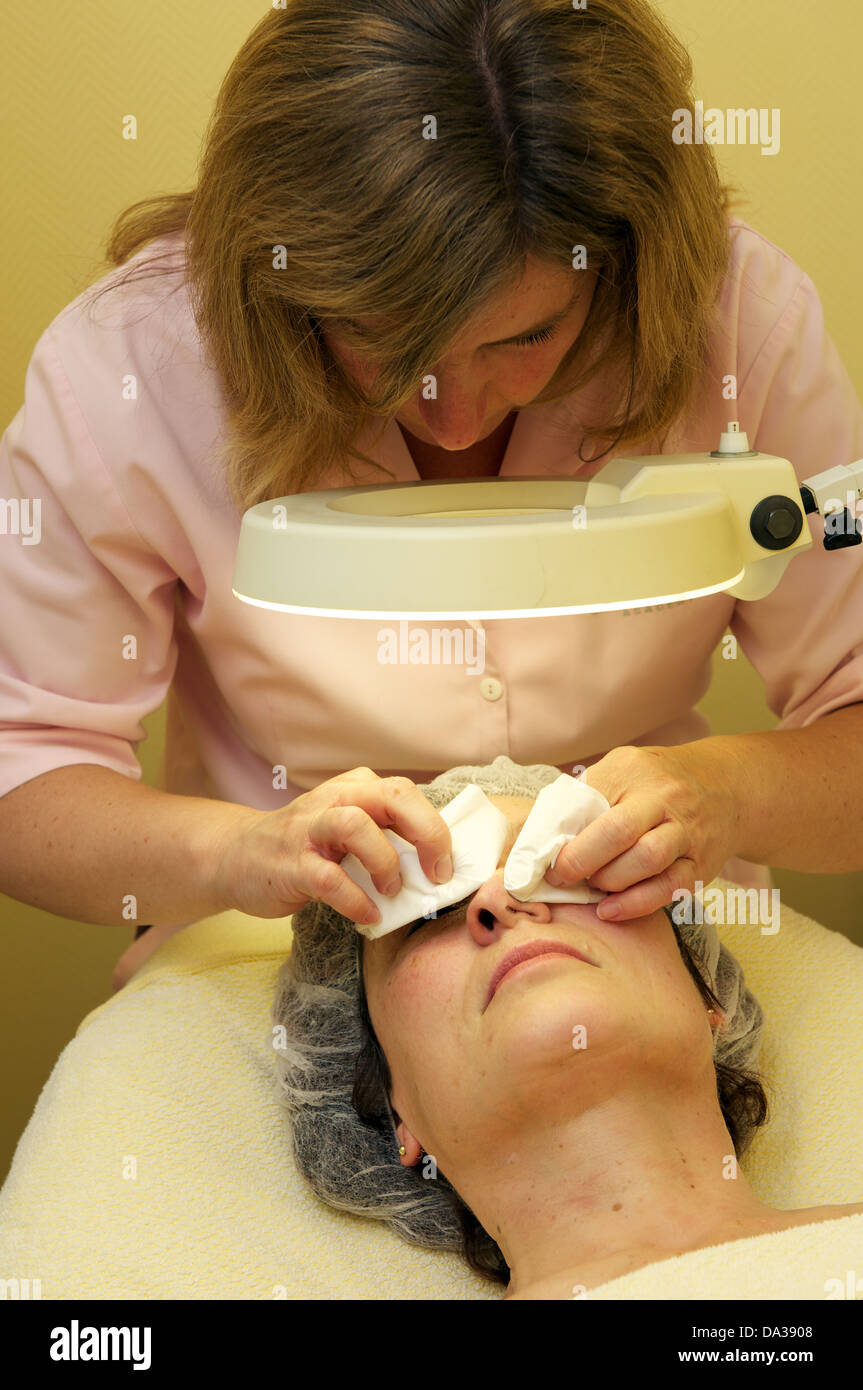 Femme d'âge moyen ayant un soin du visage à une clinique de beauté Banque D'Images