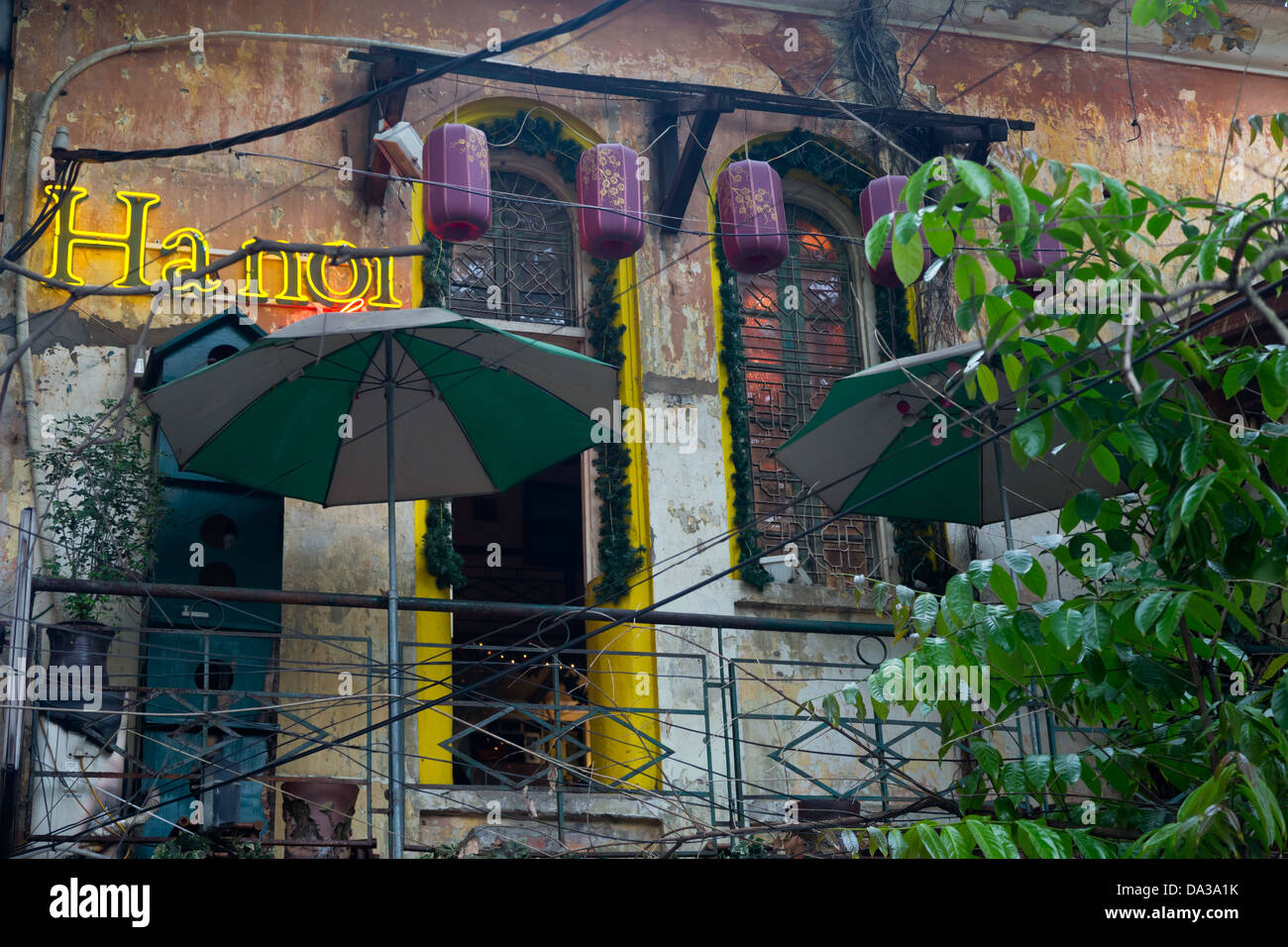 Balcon d'un bar dans le vieux quartier de Hanoi, Vietnam Banque D'Images