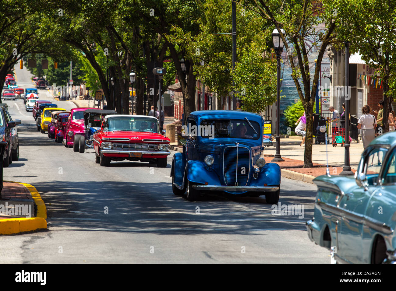 L'Assemblée street rod parade dans les rues du centre-ville de York, PA Banque D'Images