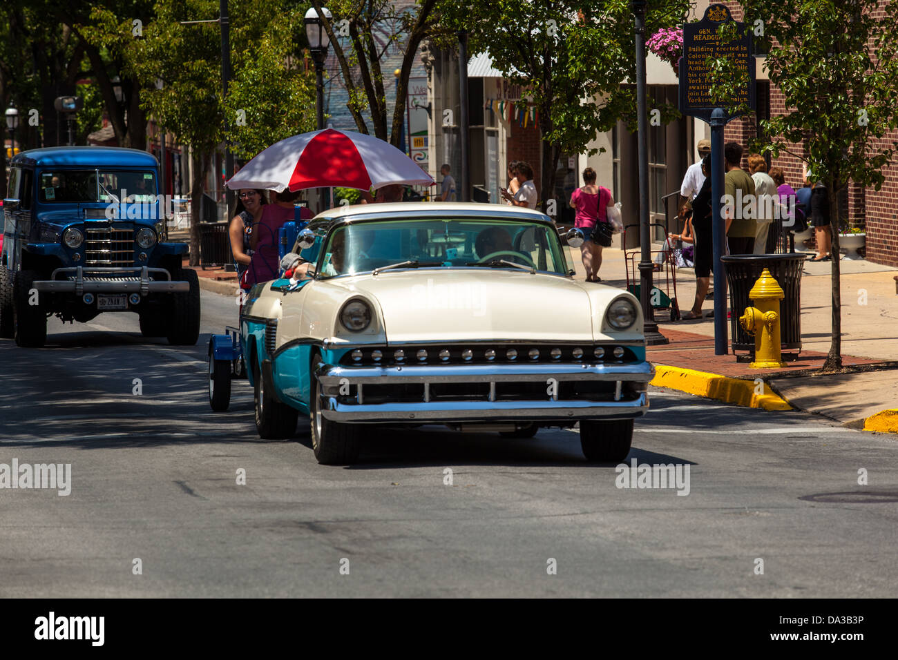 L'Assemblée street rod parade dans les rues du centre-ville de York, PA Banque D'Images