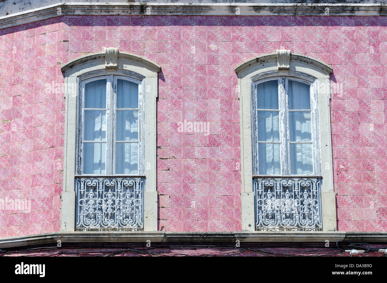Tuiles vernissées rose sur l'extérieur d'un bâtiment de l'ancienne ville de Silves au Portugal Banque D'Images