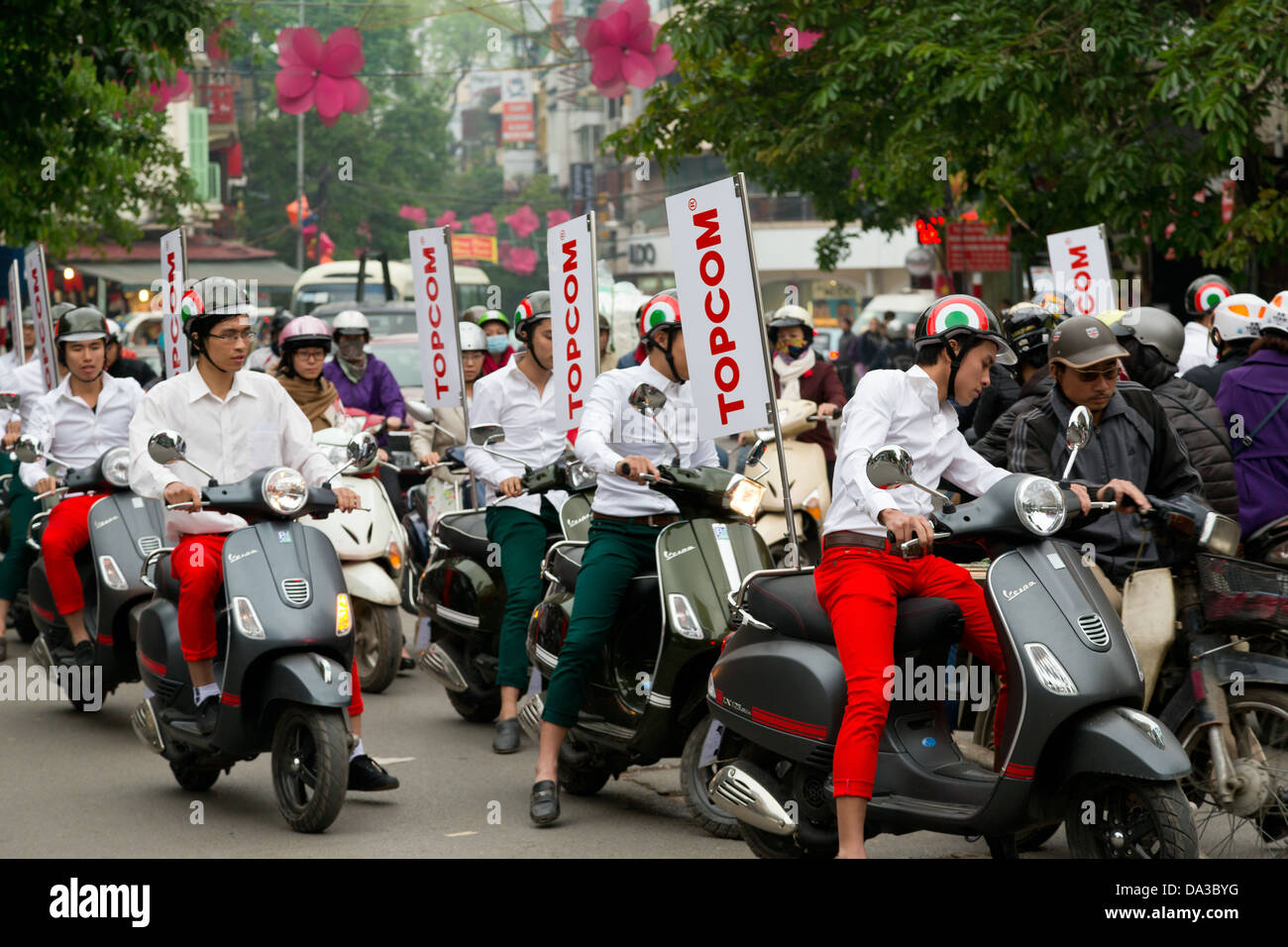 Les conducteurs de scooter à Hanoi, Vietnam Banque D'Images