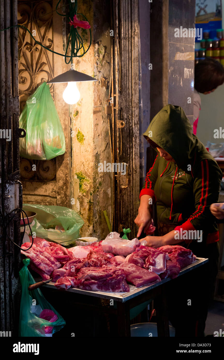 Femme couper la viande dans le vieux quartier de Hanoi, Vietnam Banque D'Images