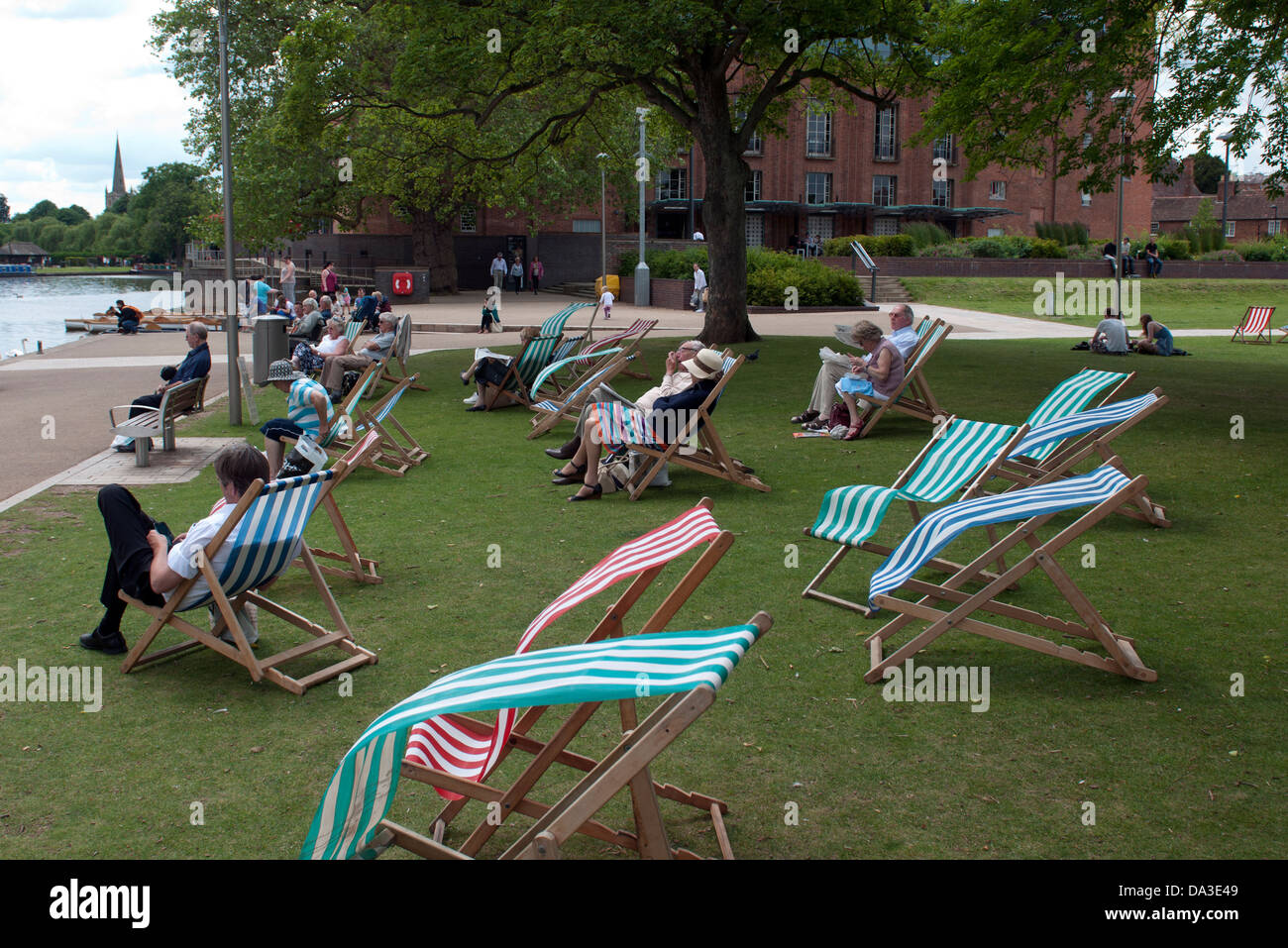 Transats au bord de la rivière Avon, Stratford-upon-Avon, Royaume-Uni Banque D'Images