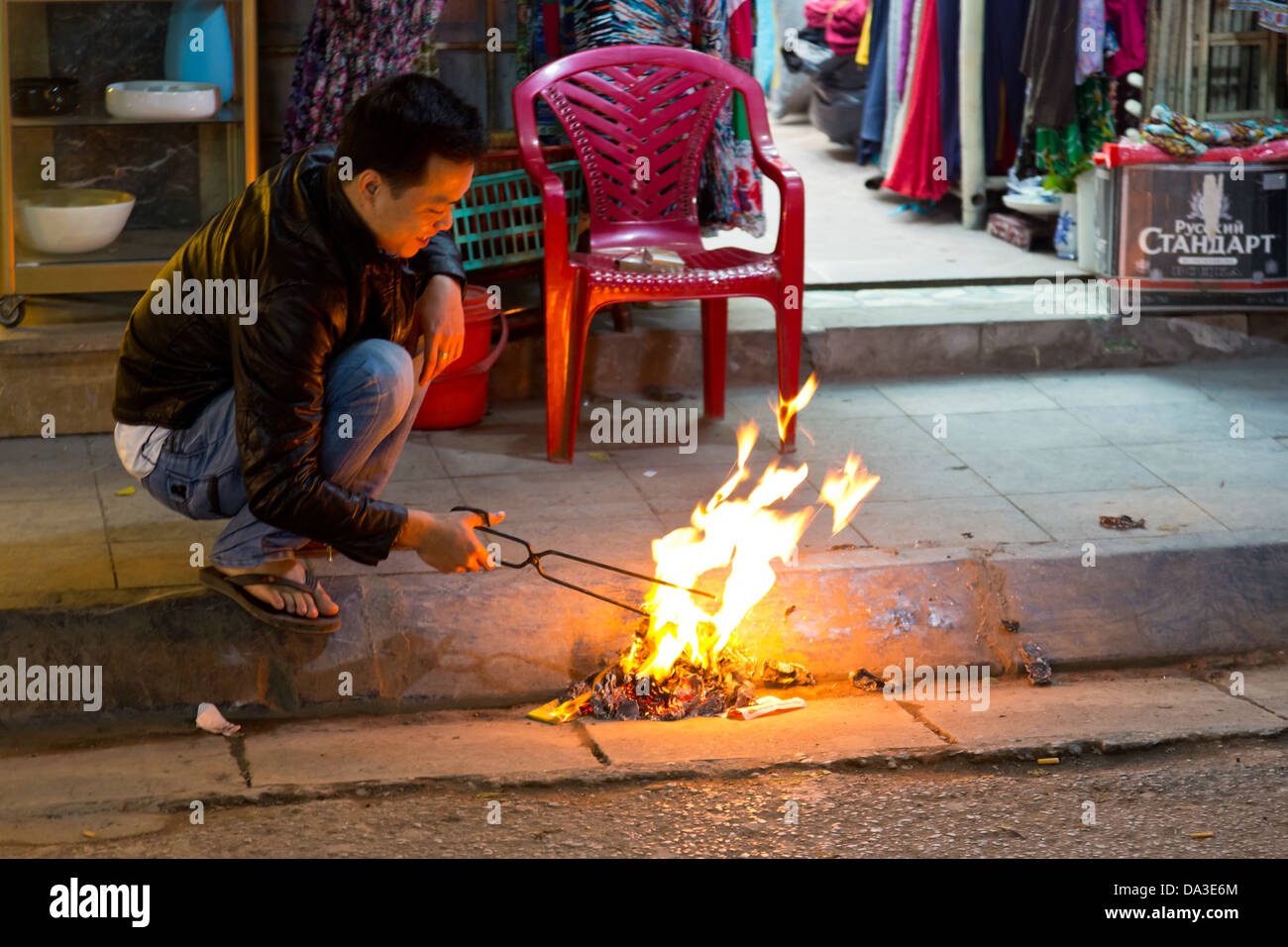 Le feu sur le trottoir dans le vieux quartier de Hanoi, Vietnam Banque D'Images