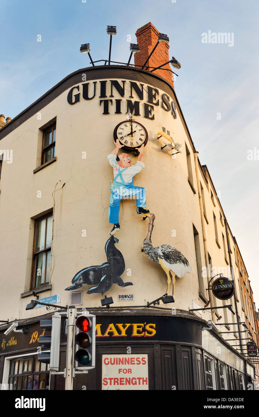 Coin de rue pub, avec logos et illustrations Guinness, Fredrick Street North, Dublin, République d'Irlande Banque D'Images