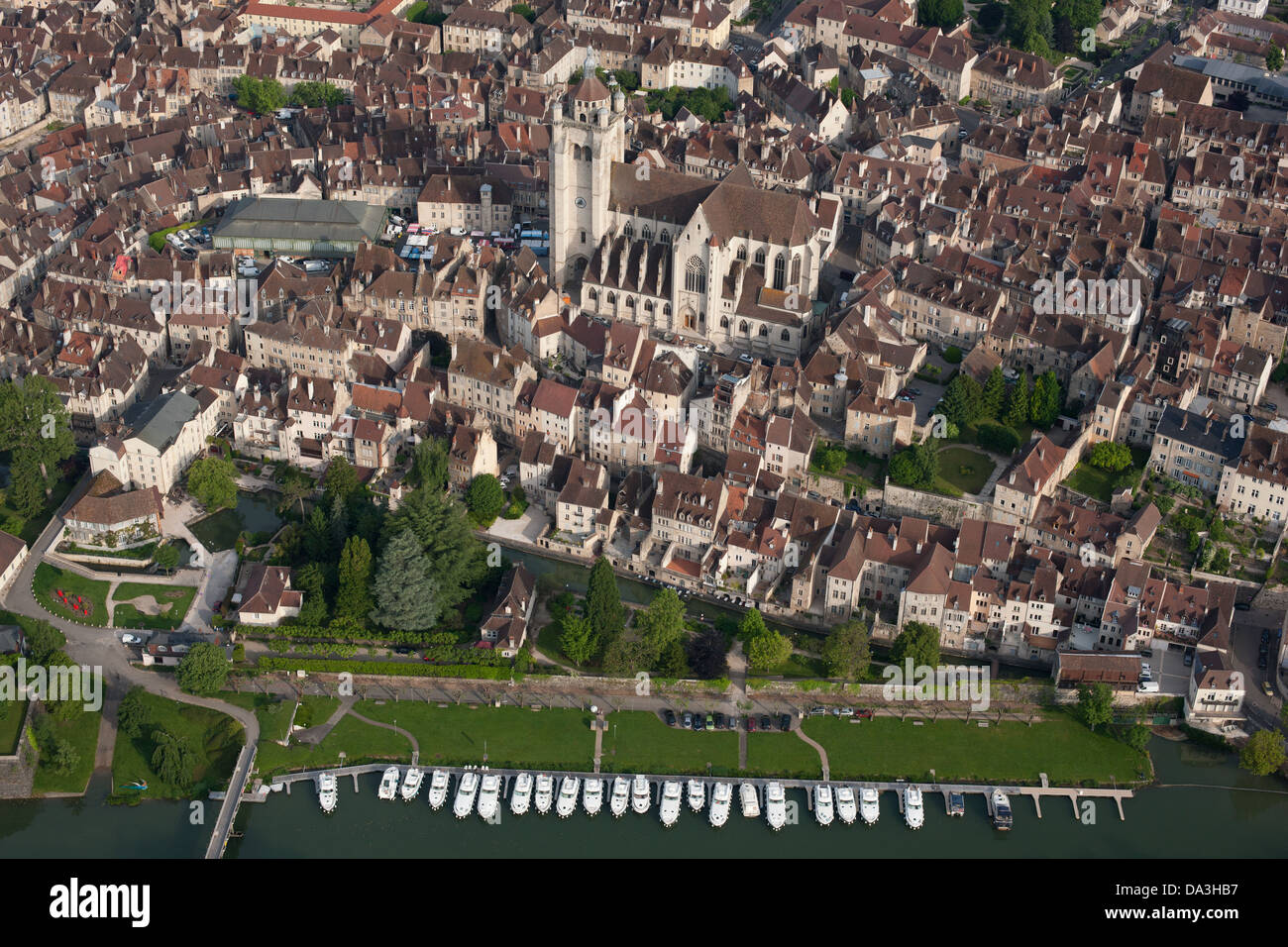 VUE AÉRIENNE.Basilique notre-Dame de la Collégiale.Dole, Jura, Bourgogne-Franche-Comté, France. Banque D'Images