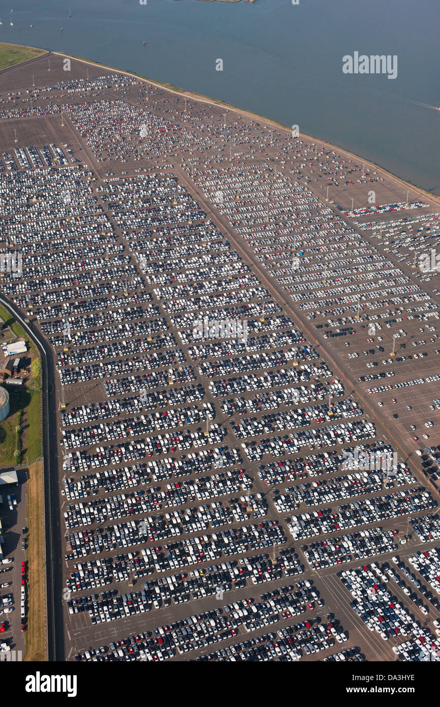 VUE AÉRIENNE.Vaste dépôt de voitures.Estuaire de la Tamise, Sheerness, île de Shepey, Kent, Angleterre,Grande-Bretagne, Royaume-Uni. Banque D'Images