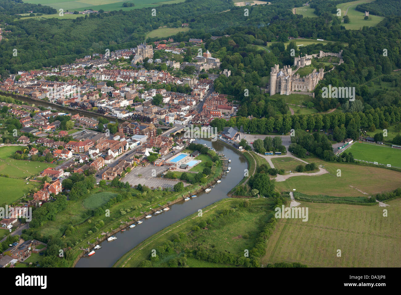 VUE AÉRIENNE.Le château d'Aroundel surplombe la vieille ville et la rivière Arun.West Sussex, Angleterre, Grande-Bretagne, Royaume-Uni. Banque D'Images