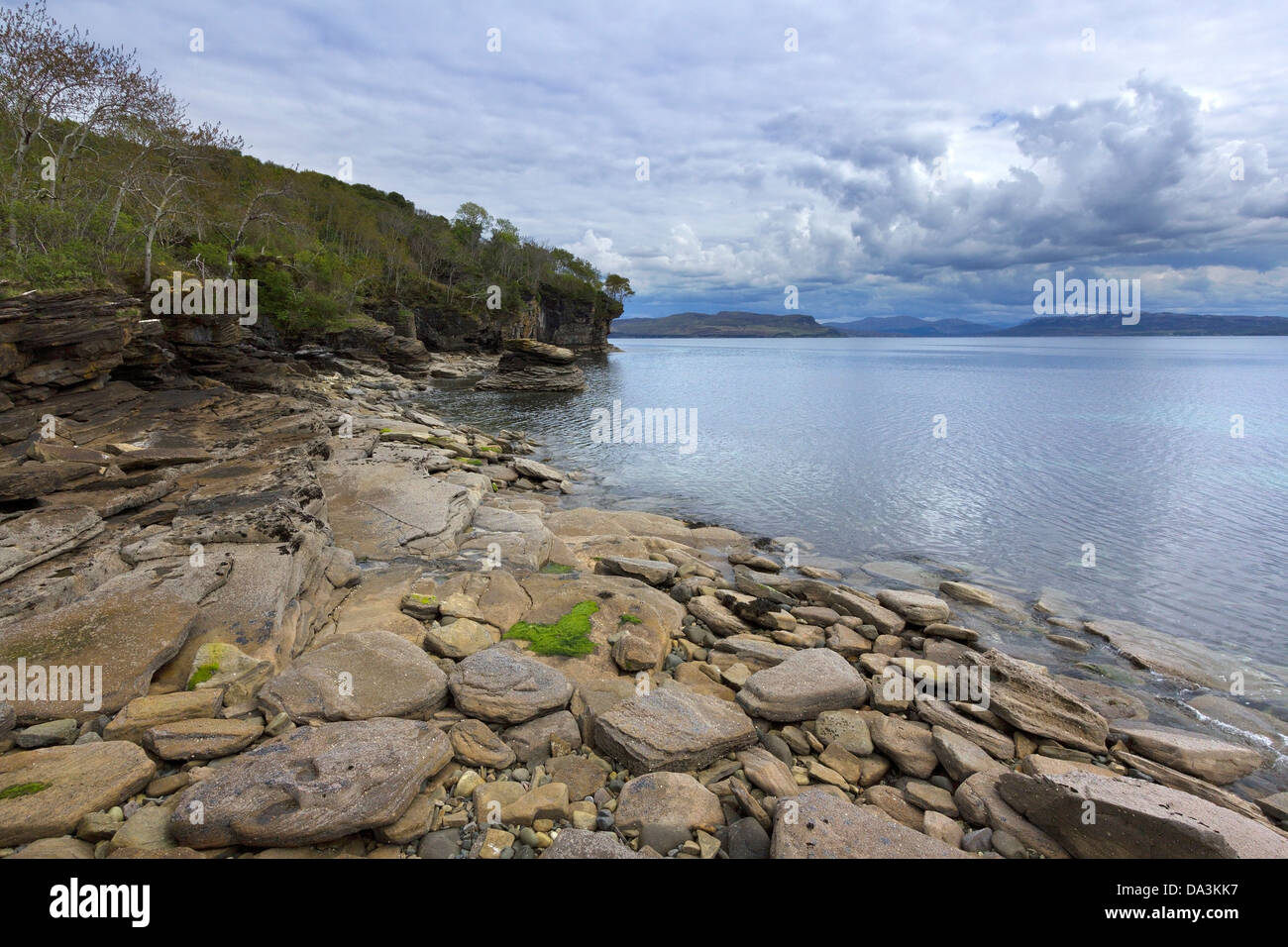Plage rocheuse par les eaux calmes du Loch Slapin à Glasnakille près d'Elgol, Isle of Skye, Scotland, UK Banque D'Images