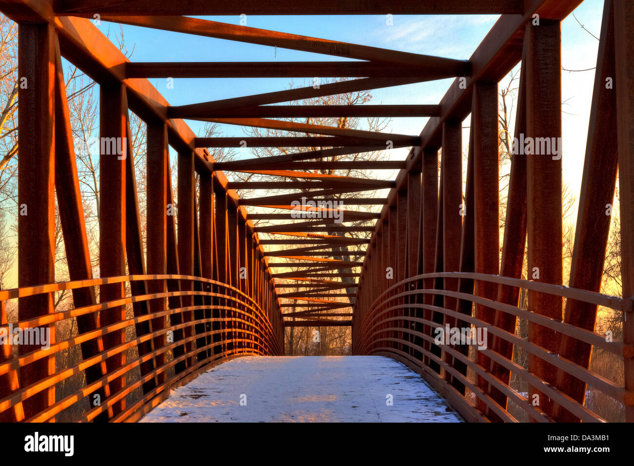 Vue symétrique de passerelle au-dessus de Boise River dans le centre-ville d'Aigle, Idaho, le soir d'hiver Banque D'Images