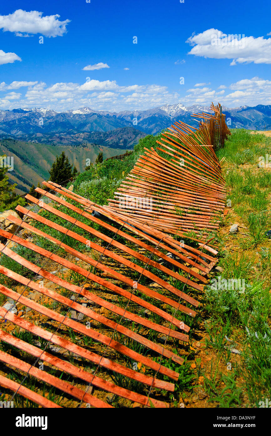 Tomber en bas clôture en bois orange sur le sommet du mont Chauve à Sun Valley, Idaho, le jour d'été partiellement nuageux Banque D'Images