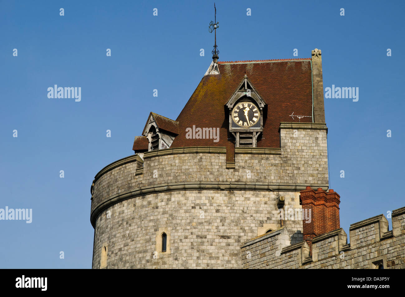 La tour de couvre-feu dans le mur extérieur du château de Windsor, Windsor, Berkshire. Octobre. Banque D'Images