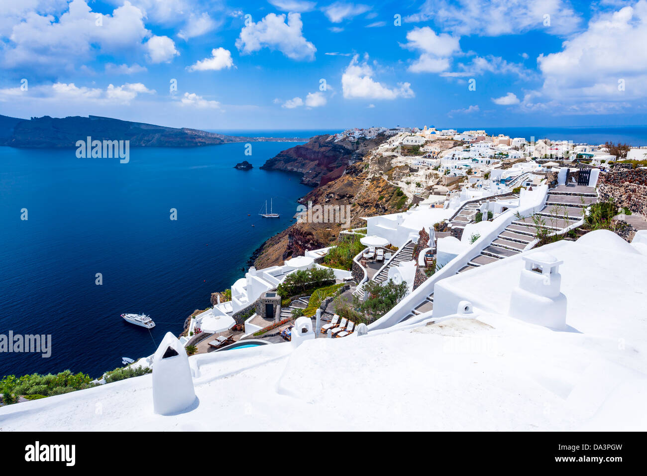 Les bâtiments blancs sur la célèbre caldera à Oia Santorini Grèce Banque D'Images