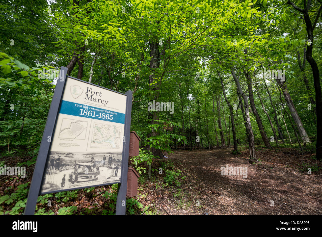 MCLEAN, Virginie, États-Unis — entrée du sentier à Fort Marcy. Sur les rives du Potomac à McLean, en Virginie, juste à l'ouest de Washington DC, Fort Marcy est un site historique sur la George Washington Parkway géré par le National Park Service. Pendant la guerre de Sécession, c'était l'un des nombreux forts qui entouraient Washington DC pour protéger la ville. Banque D'Images