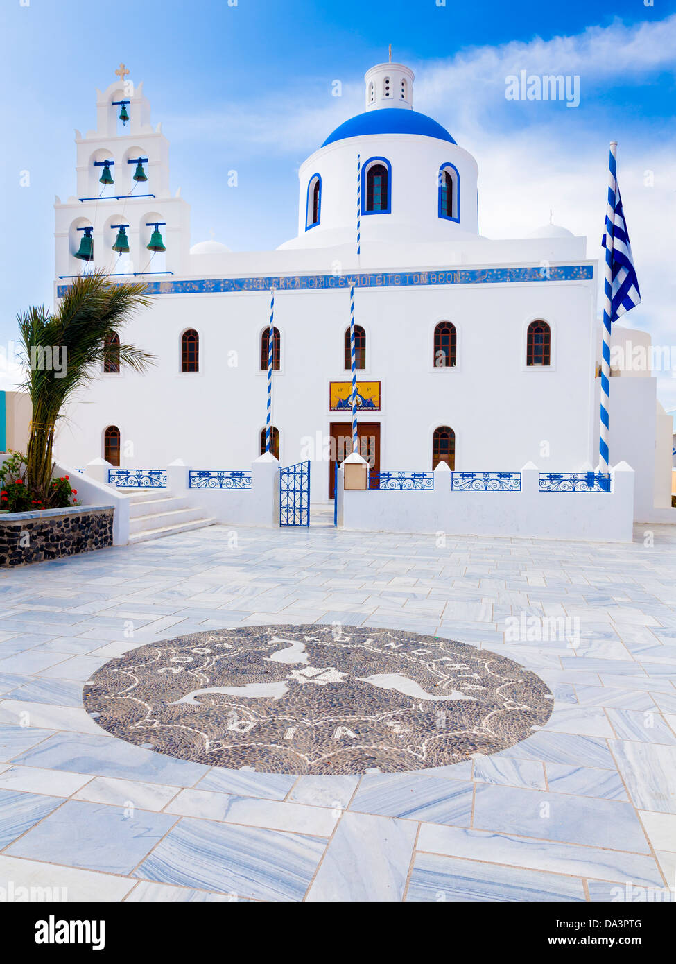 Eglise grecque orthodoxe dans la ville de Oia Santorini Grèce Europe Banque D'Images