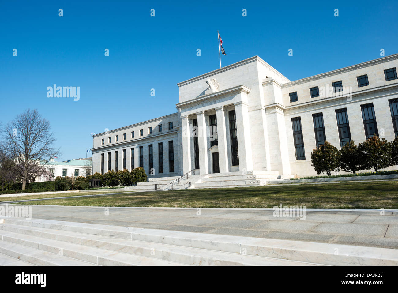 WASHINGTON, DC - le siège national du système de la réserve fédérale américaine est situé dans le bâtiment Eccles sur Constitution Avenue à Washington DC. Il abrite les principaux bureaux du Conseil des gouverneurs de la réserve fédérale. La réserve fédérale, ou la Fed, comme on le sait souvent, est le système bancaire central des États-Unis. Créée par la Federal Reserve Act en 1913, elle a trois objectifs clés pour la politique monétaire américaine : maximiser l'emploi, stabiliser les prix et modérer les taux d'intérêt à long terme. Le bâtiment porte le nom de Marriner S. Eccles (1890–1977), président de la R fédérale Banque D'Images