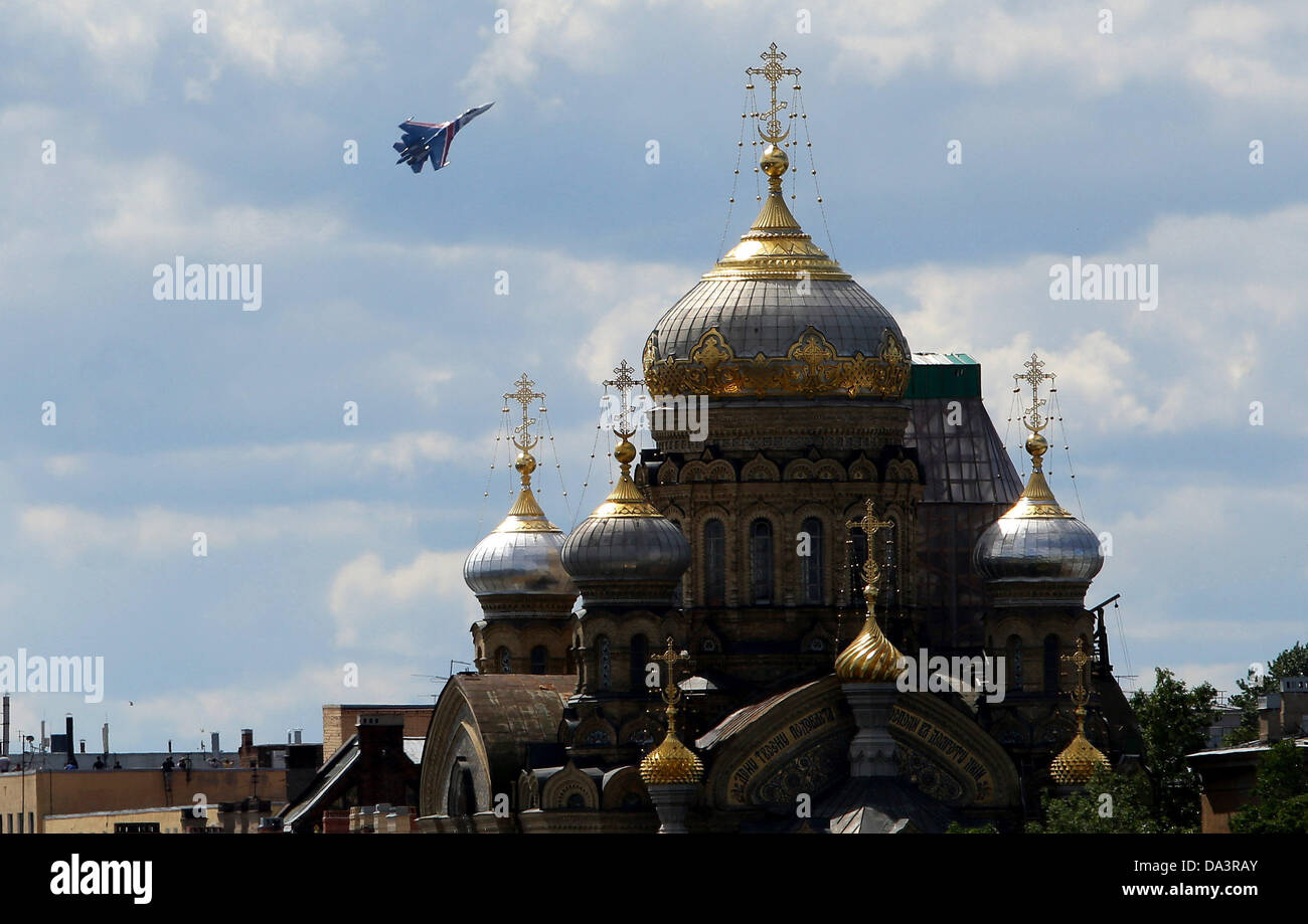 Jul 02, 2013 - Saint-Pétersbourg, Russie - Su-27 les combattants du Russkiye Vityszi "Russian Knights' aerobatic team et MiG-29 des combattants de l''Swifts Strizhi' aerobatic team faisant des missions d'entraînement sur le golfe de Finlande et de l'église de l'Assomption de la Bienheureuse Vierge Marie à Saint-Pétersbourg. Le 4 juillet 2013 qu'ils présenteront à l'ouverture de la salon de la Marine. (Crédit Image : © Andreï Pronin/ZUMAPRESS.com) Banque D'Images