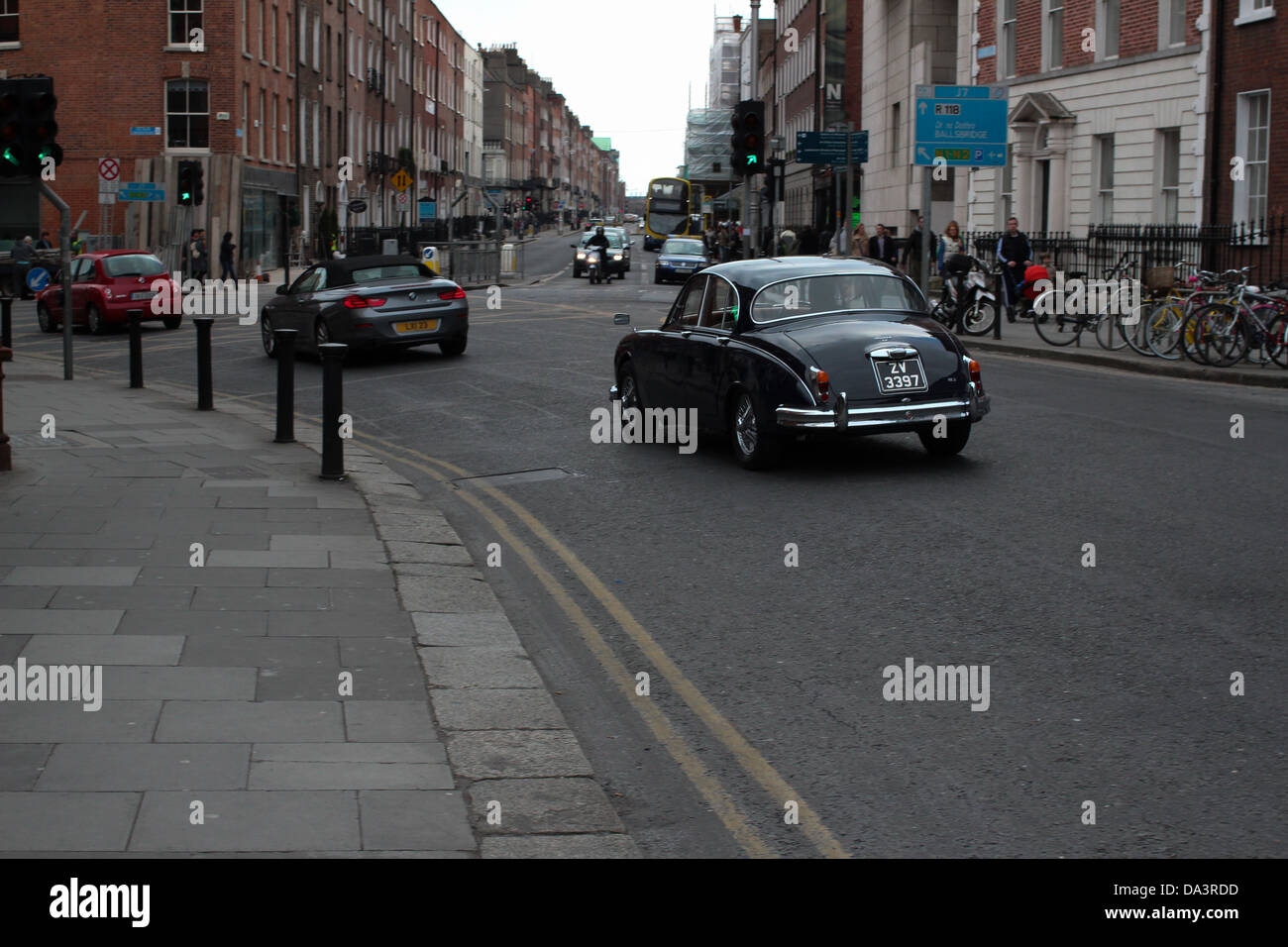 Voiture vintage noir dans une rue de Dublin. Banque D'Images