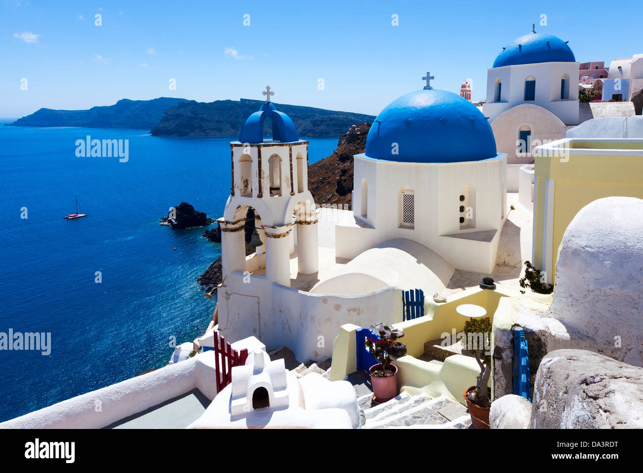 Églises au dôme bleu sur la Caldeira à Oia sur l'île grecque de Santorin. Banque D'Images