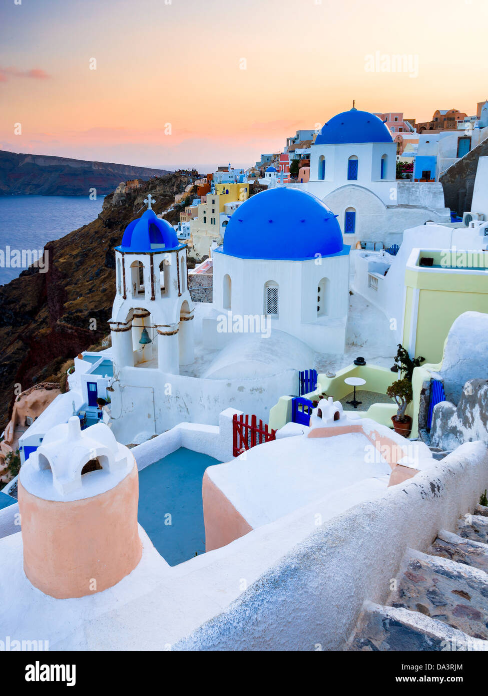 Crépuscule sur églises au dôme bleu à Oia Santorini Grèce Banque D'Images