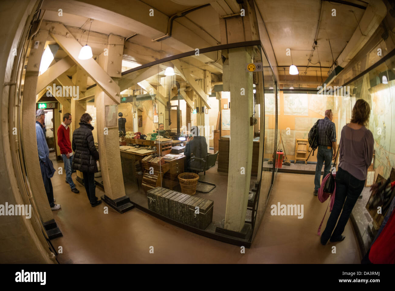 Londres, UK - une prise grand angle de la salle des cartes au Churchill War Rooms à Londres. Le musée, l'une des cinq branches de l'Imerial Musées de guerre, conserve la seconde guerre mondiale bunker de commandement souterrain utilisé par le Premier ministre britannique Winston Churchill. Son exiguïté des locaux ont été construits à partir d'une conversion d'un sous-sol de stockage dans le bâtiment du Trésor à Whitehall, Londres. D'être sous terre, et sous un très solidement construit, les Cabinet War Rooms ont été d'une certaine protection de la bombes tombent au-dessus pendant le Blitz. Banque D'Images