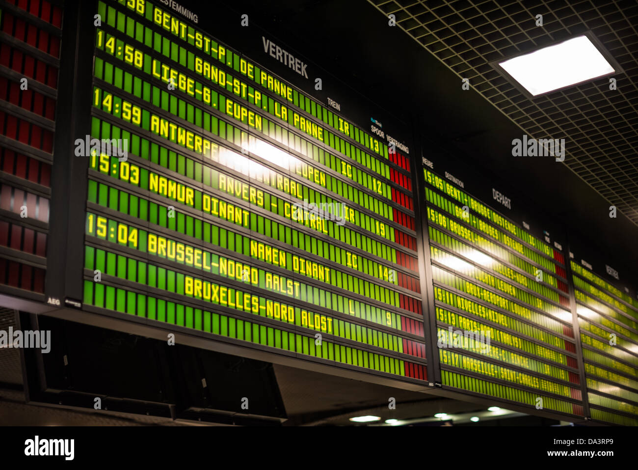 Tableau des départs de la gare centrale de Bruxelles Bruxelles Belgique | BRUXELLES, Belgique — Un panneau d'horaires numérique affiche les départs et les arrivées à la gare centrale de Bruxelles (Bruxelles-Central / Brussel-Centraal) dans le centre de Bruxelles. La gare, conçue par Victor Horta et ouverte en 1952, est l'une des trois gares principales de la jonction nord-sud qui relie le réseau ferroviaire de la ville. Banque D'Images