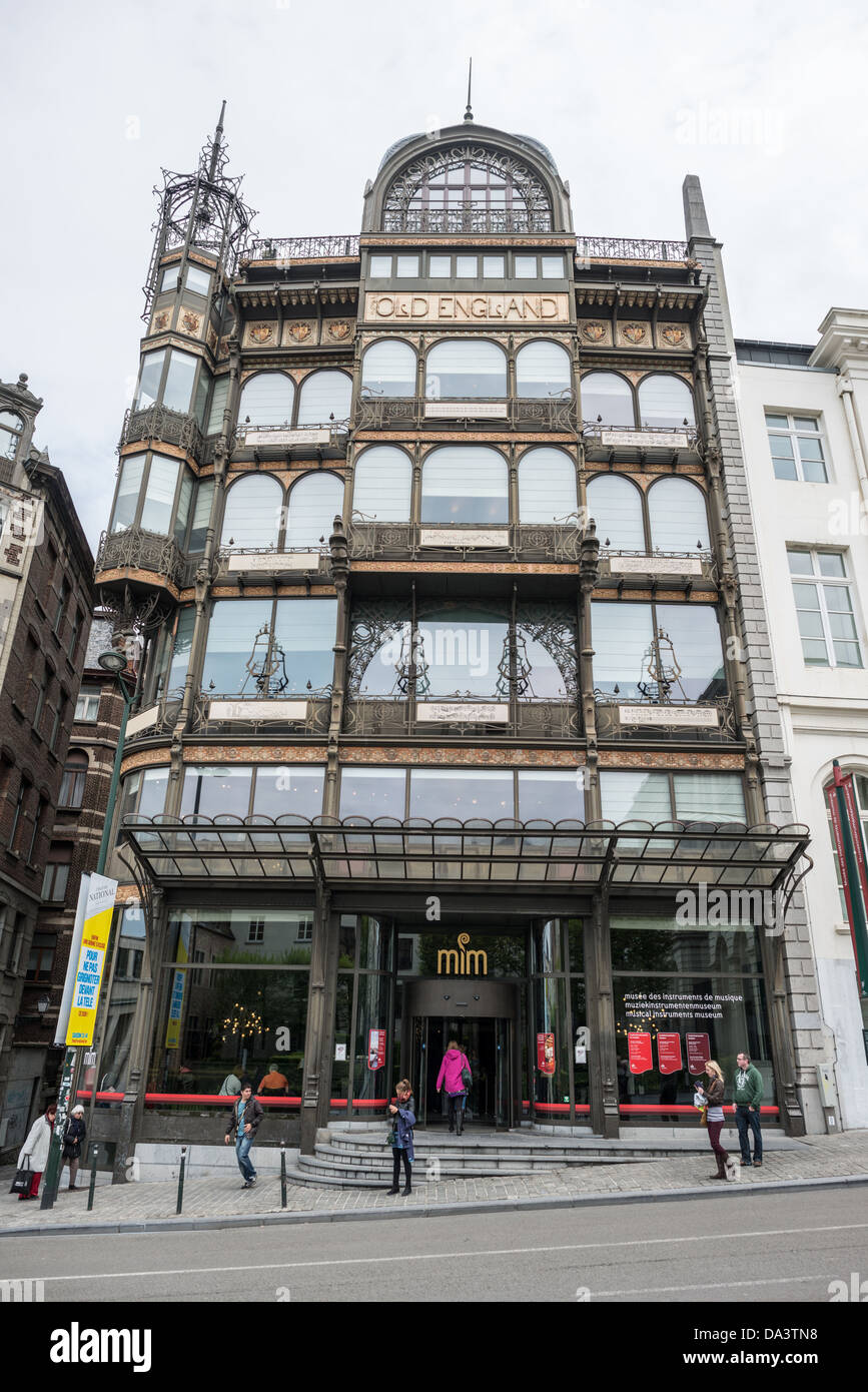 BRUXELLES, Belgique — la façade Art Nouveau ornée du bâtiment Old England, qui abrite aujourd'hui le Musée des instruments de musique à Bruxelles. Cette structure emblématique du début du XXe siècle met en valeur le riche patrimoine architectural de la ville tout en abritant une collection d'objets musicaux de renommée mondiale. Banque D'Images