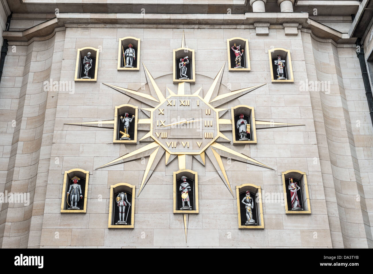 Horloge Carillon Mont des Arts Bruxelles Belgique // Une horloge carillon sur un pont supérieur du Mont des Arts à Bruxelles, Belgique. Chaque heure est désignée une statue stylisée. Banque D'Images
