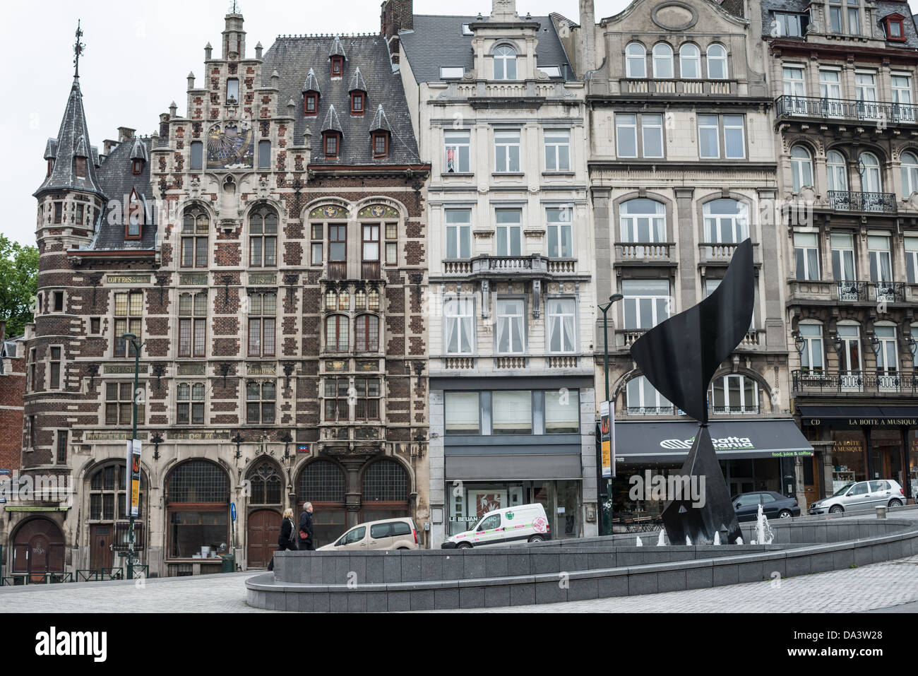 BRUXELLES, Belgique — le Mont des Arts présente une collection de structures architecturales ornées au cœur de Bruxelles. Ce complexe culturel, développé au début du XXe siècle, relie les parties supérieure et inférieure de la ville. La zone abrite plusieurs institutions culturelles importantes et présente des éléments architecturaux classiques caractéristiques des bâtiments institutionnels belges. Banque D'Images