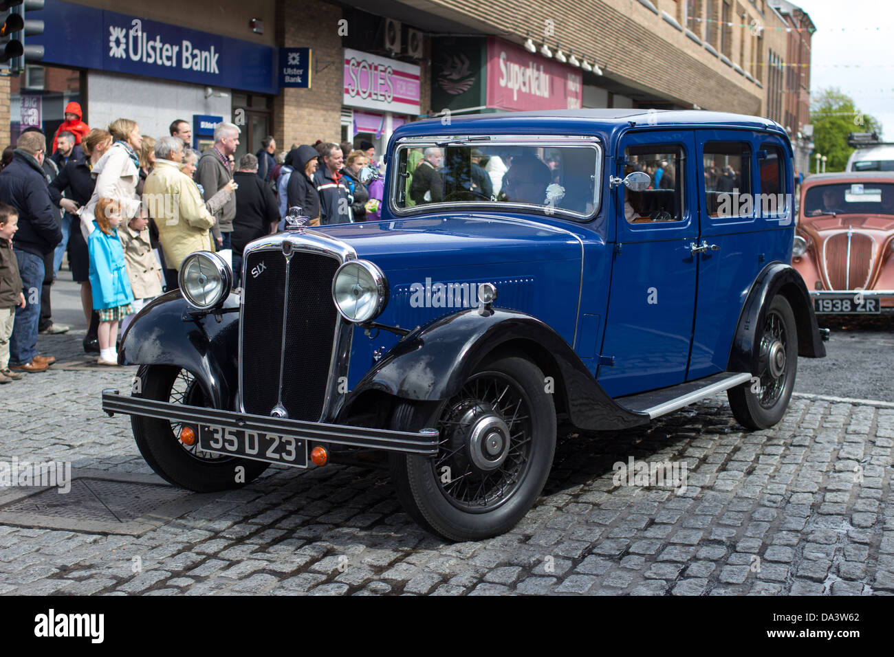 Vintage car à la parade des drapeaux et emblèmes à Dún Laoghaire