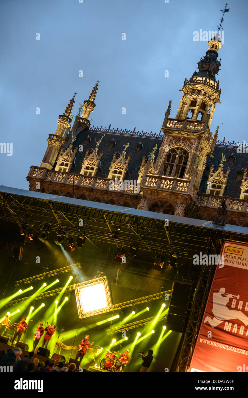 BRUXELLES, Belgique — le groupe belge Opmoc joue sur une scène du Brussels Jazz Marathon sur la Grand place, à Bruxelles. À l'origine place centrale du marché de la ville, la Grand-place est aujourd'hui classée au patrimoine mondial de l'UNESCO. Des bâtiments ornés bordent la place, dont des guildes, l'hôtel de ville de Bruxelles et le Breadhouse, et sept rues pavées y alimentent. En arrière-plan, derrière la scène, se trouve la Maison du Roi (ou Broodhuis / 'Maison du pain') qui abrite le Musée de la ville de Bruxelles. Banque D'Images