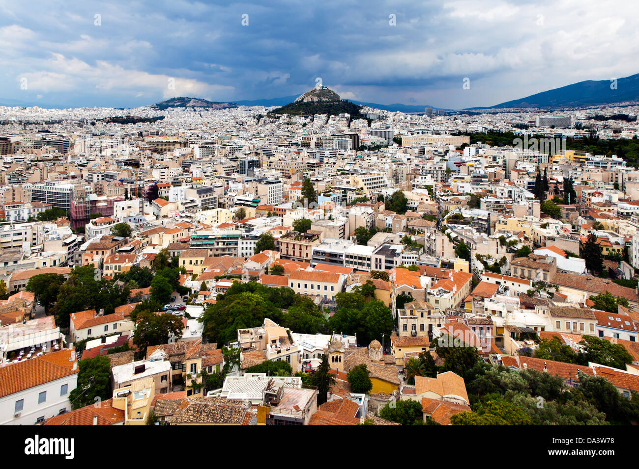 Un grand angle de vue d'Athènes - Grèce, prises de l'Acropole. Le mont Lycabette contraste fortement avec son environnement urbain Banque D'Images