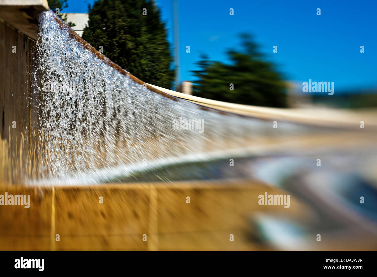 Fontaine ou cascade entourant Anella Olímpica, Montjuïc, Barcelone. Lensbaby classique pour les DOF. Stock RF unique. Banque D'Images