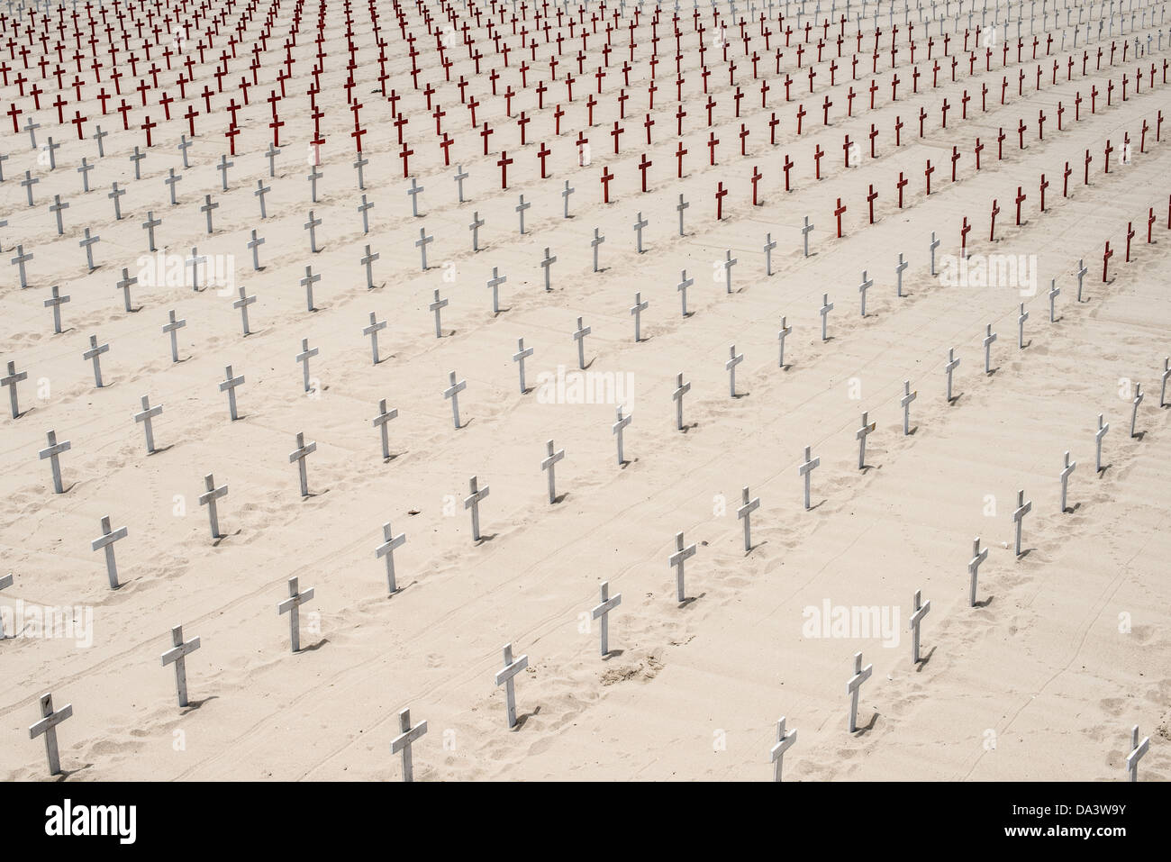 Arlington West War Memorial Santa Monica Californie // SANTA MONICA, Californie, États-Unis — des rangées de petites croix bordent le sable de la plage de Santa Monica, qui fait partie d'un mémorial temporaire organisé par Veterans for Peace. Connue sous le nom d'« Arlington West », cette exposition commémore les pertes militaires américaines et rend hommage aux soldats qui ont perdu la vie dans des conflits tels que les guerres en Irak et en Afghanistan. Banque D'Images