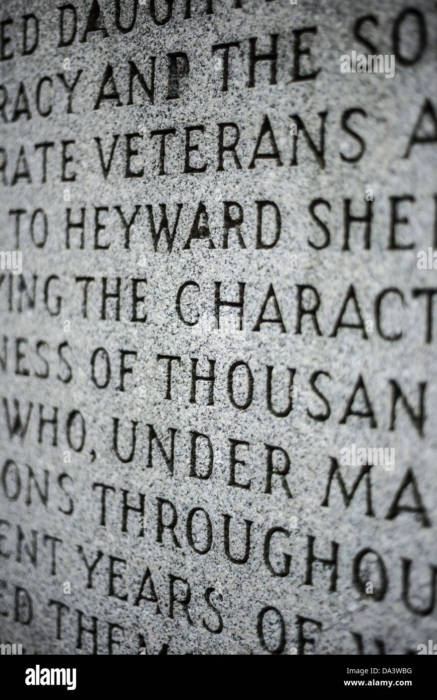 Heyward Shepherd Monument Harpers Ferry Virginie occidentale // HARPERS FERRY, Virginie occidentale, États-Unis — le monument Shepherd se trouve dans le parc historique national Harpers Ferry, Virginie occidentale. Dédié à Heyward Shepherd, un afro-américain libre tué lors du raid de John Brown en 1859, le monument est érigé en 1931 par des groupes patrimoniaux confédérés. Son inscription et son histoire en ont fait un sujet de débat historique continu et d'interprétation. Banque D'Images