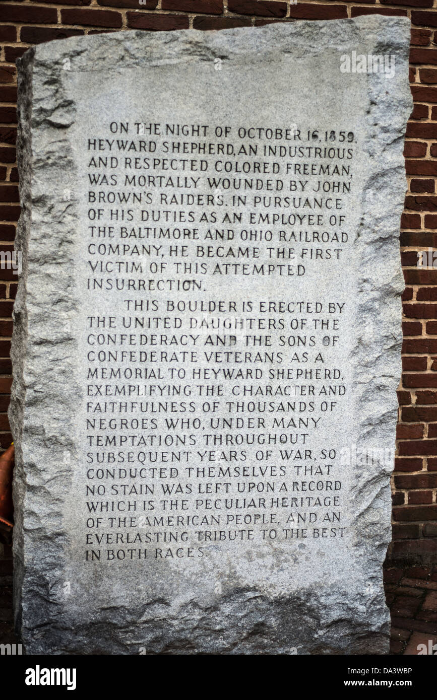 Shepherd Monument Harpers Ferry Virginie occidentale // HARPERS FERRY, Virginie occidentale, États-Unis — le Shepherd Monument se trouve dans le parc historique national Harpers Ferry, Virginie occidentale. Dédié à Heyward Shepherd, un afro-américain libre tué lors du raid de John Brown en 1859, le monument est érigé en 1931 par des groupes patrimoniaux confédérés. Son inscription et son histoire en ont fait un sujet de débat historique continu et d'interprétation. Banque D'Images